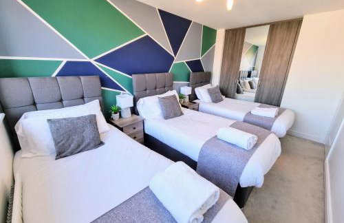 Spacious 4BR House Sleeps 8 with Free Parking, Contractor Friendly, Near Basildon Hospital & London Links - Foto 16