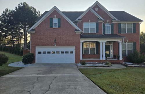 This luxury basement is the perfect getaway - Foto 6