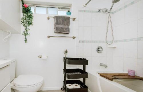 Serene Silver Lake 1 bedroom 1 bathroom Back house With Private Backyard - Photo 34