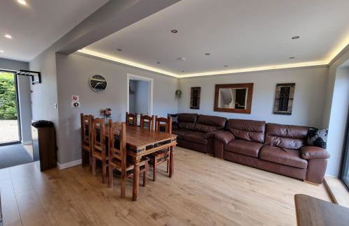 Crown Meadow - 4 Bedroom House - Heathrow - ExcellentStays - Photo 1