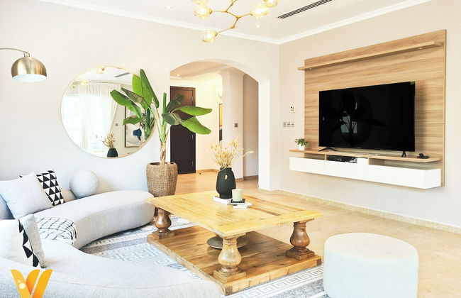 Venduras- Luxe 3BR Villa Jumeirah Park - Photo 2