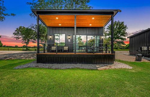 Tranquil Tiny Home Resort with Heated Pool & Goats near Houston, Hempstead Texas - Foto 2