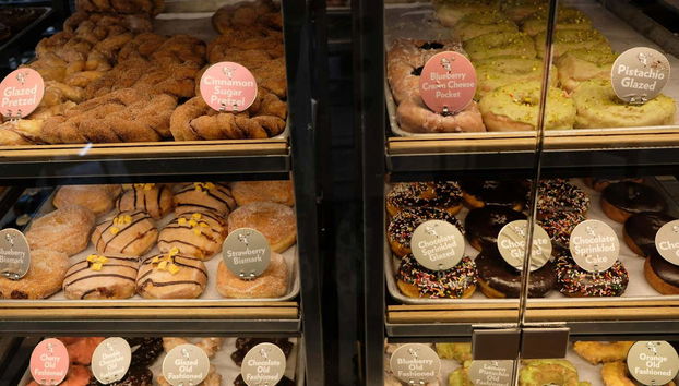 Un expositor de una tienda especializada en dónuts