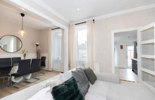 Bright & Comfortable 4-Bed Home 9 mins from Newcastle City Center - Free Parking - Foto 10