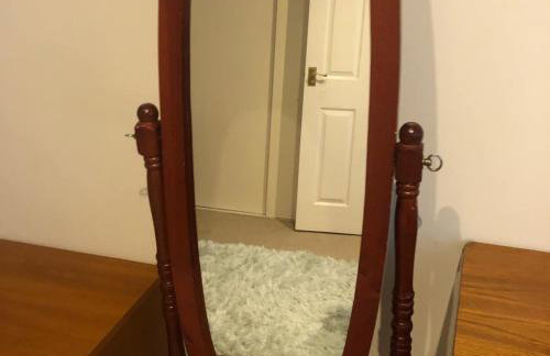 Spacious 2-Level Home by the Beach & Transport - Foto 24