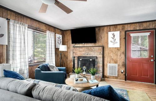 Hot Tub Deck Screened Porch Fire Pit & WiFi - Photo 8