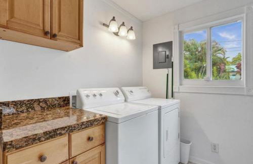 3 min. walk to Wilton Drive, pool and huge yard - Photo 35