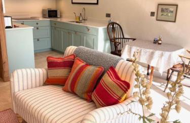 Idyllic secluded hideaway with countryside views on the edge of the Cotswolds - Photo 37