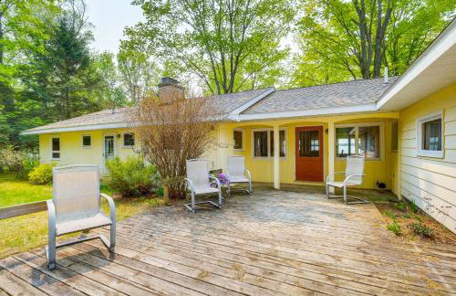 Waterfront Torch Lake Cottage with Dock and Fire Pit! - Foto 28