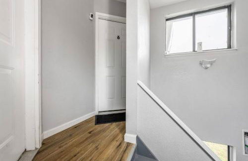 Mid century APT, KING bed + desk - Foto 33