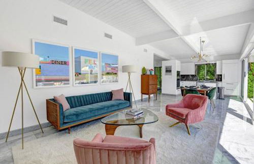 Palm Springs Luxury Home With Pool and Next to Downtown & Airport - Photo 11