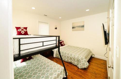 988 - 2 4BR Boston Cozy Getaway near Geneva Cliffs - Foto 44