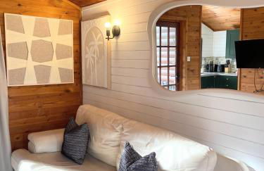 Otter 1 - Private Hot Tub - Bali Inspired Lodge - Bath - Longleat - Wiltshire - Photo 63