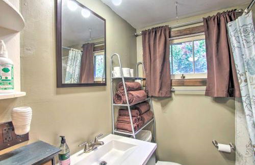 Remote Escape Serene Lakeside Cabin with Beach - Foto 16