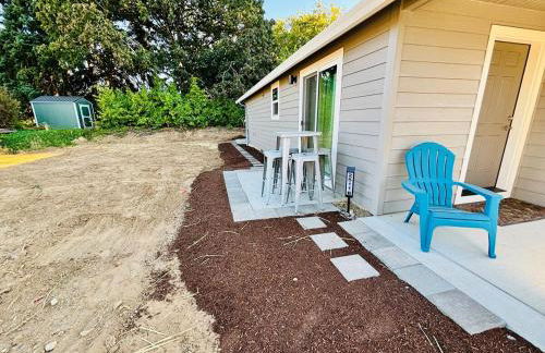 Colorful Comfort 3 Bedroom Home with Fenced yard - Foto 27