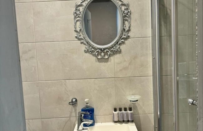 Romford Studio Retreat - Photo 7