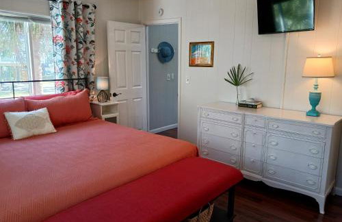 Dog Friendly-Short Walk to Beach-Canal Front-Screened Porch-Peaceful - Foto 23