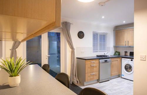 Contractor‑Heaven 5BR Home 4.5 Baths Wakefield - Foto 18