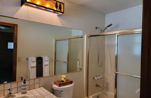 Four Seasons Getaway-Private Hot Spa with Pine Tree Views-Walk to Village and Pineknot Trailhead-Plus King Bed! - Photo 29