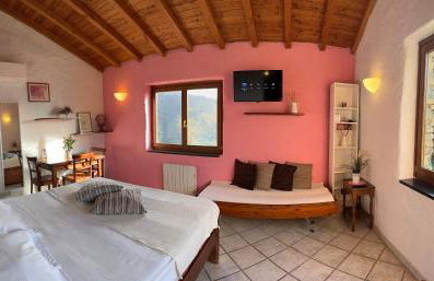 Panoramic Rural House With Garden - Photo 41