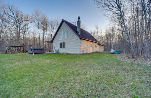 Cozy Birchwood Retreat on UTV Trail with Hot Tub! - Foto 33