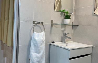 Lovely newly refurbished, 1 bedroom top floor apartment with sea views, fast WI-FI CABLE TV and Netflix - Foto 22