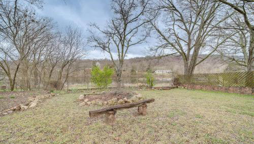 Historic Cabin with Yard 1 Mi to Lake Spavinaw! - Foto 3