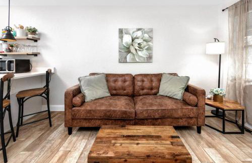 1 Block to Downtown - 7 min to beach - King bed & Free parking - Foto 10