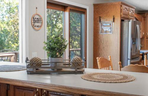 Lakefront Retreat with Deck Movie Room and Yard - Foto 23