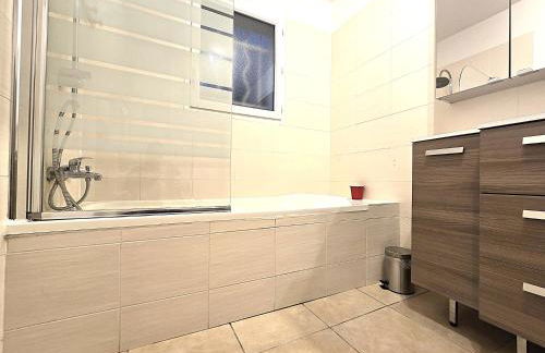 Le Parc Jean Édouard - Spa avec jacuzzi privé - Superbe villa 4 chambres - 9 couchages - 6 lits - Poêle - Parking - Climatisation réversible- Terrasse ombragée et grand jardin - Foto 46