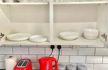 Central MK Home, Garden and Free Private Driveway Parking! 4 Beds Fully Equipped Train station 5 Mins - Photo 16