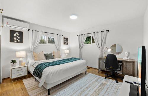 Entire Private Home with 4 Bedrooms 2 Bathrooms, Spacious, Lux King Bed, Ranch Style, Prime Area, Available Now - Photo 6