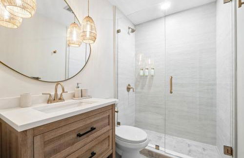 Deluxe Waterfront Villa with BBQ, Pool and Game Room - Photo 26