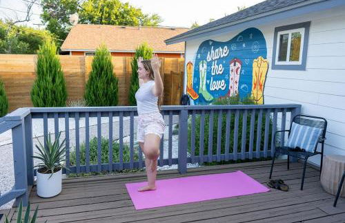 Modern 3BR Retreat with Fun Yard, Mini-Golf, Hot Tub & BBQ Dining Deck - Foto 20