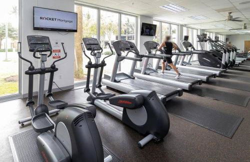 Stunning & Spacious Resort-Style Condo Across From Beach! - Foto 30