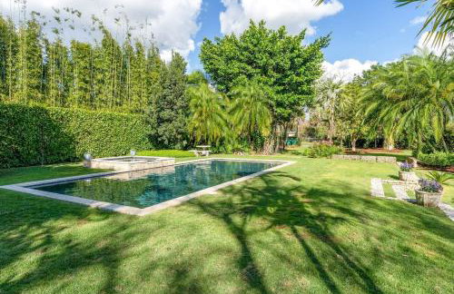 The Garden House Hot Tub Pool and Lush Garden Oasis - Foto 1