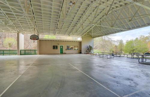 Game Room and 3-Story Deck at Lake Hiwassee Hideaway - Foto 40