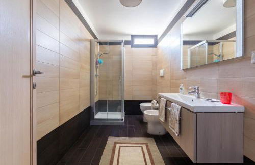 Intera villa ad uso esclusivo con 2 bagni 4 camere da letto,garage,giardino,area fitness,lavatrice,wifi - Foto 23