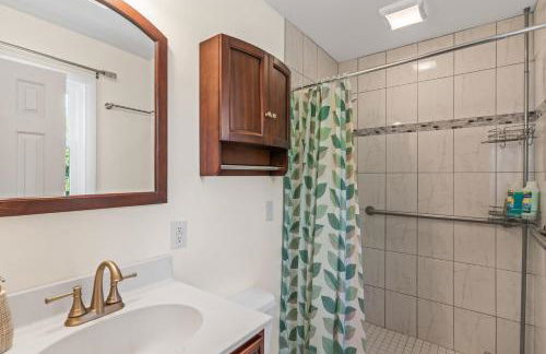 Chill Retreat, hot tub, large private yard - Foto 27