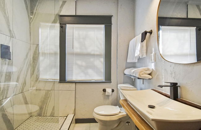 3-story 6-bedroom 4 Bathrooms 3min-asian Dist - Photo 39