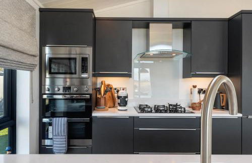 Hiraeth - Luxury Lodge with Hot Tub, Close to Beach - Photo 18