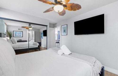 Stunning Beach Home - large patio, parking, ac & dog friendly! - Foto 79