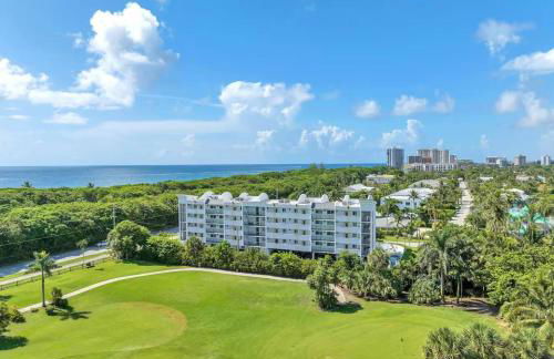 Across from Beach | Balcony • Pool • Parking • 2BR - Foto 32