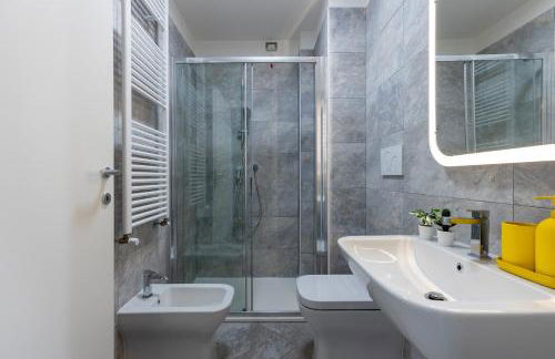 GuestHost -Elegant Seaside Apartment with Pool and Parking - Foto 19