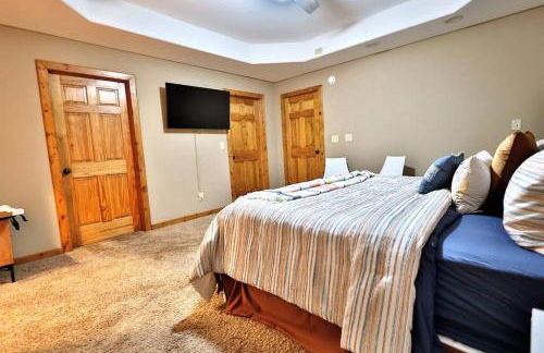 Luxury Cabin with Heated Pool, Hot-Tub & Deluxe Outdoors - Photo 35