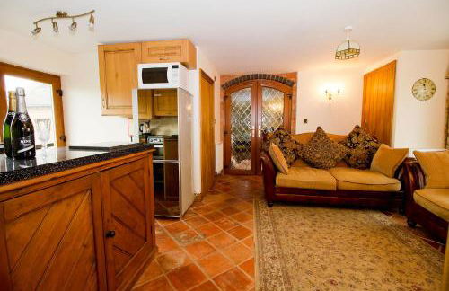 Coach House at Oaks Barn Farm Alcester with optional hire Salt water hot tub - Photo 7