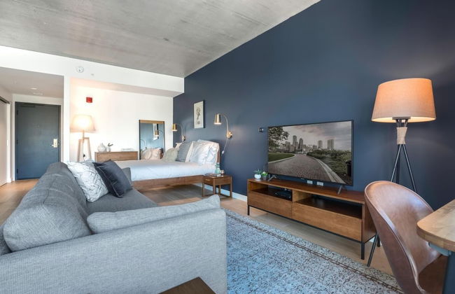 Luxurious Studio in the Seaport District - Photo 2