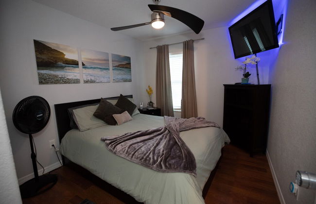 Gorgeous Urban Oasis W/hot Tub, Heated Pool And Private Movie Theater 3 Bedroom Home by RedAwning - Foto 5