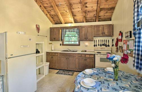 The Den Raymond Home with 200 Feet of Sandy Beach! - Foto 8