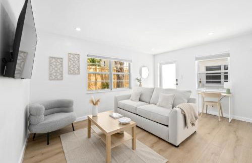 M Lake Worth Beach - Modern Villas Near West Palm Beach, Chic Retro Vibes, King Bed, Cozy Backyard, BBQ, Workspace, High-Speed Internet, Free Parking, 5 Minutes to Downtown & Beach - Foto 39